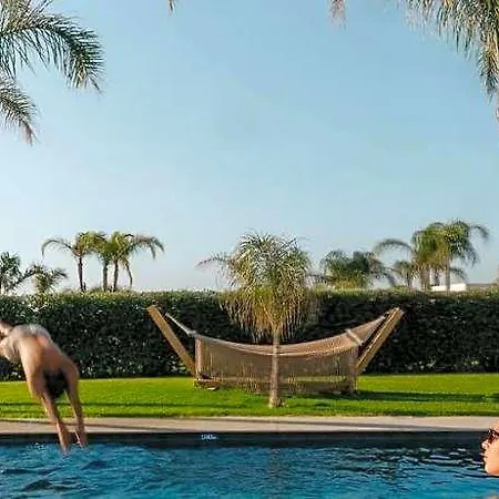 Taf & Tesla Y Hotel 5*