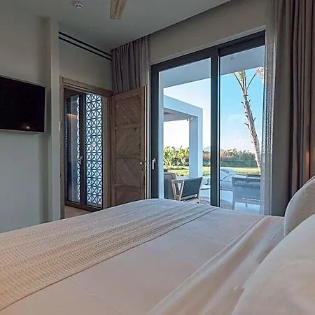 Taf & Tesla Y Hotel